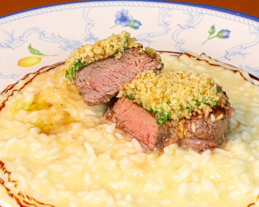 Medalhão de filé mignon com crosta de ervas e risoto de parmesão