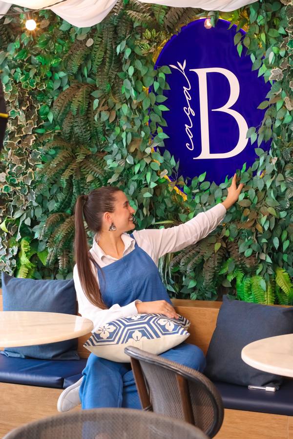 Painel verde com o B da Casa Belgaro na área externa