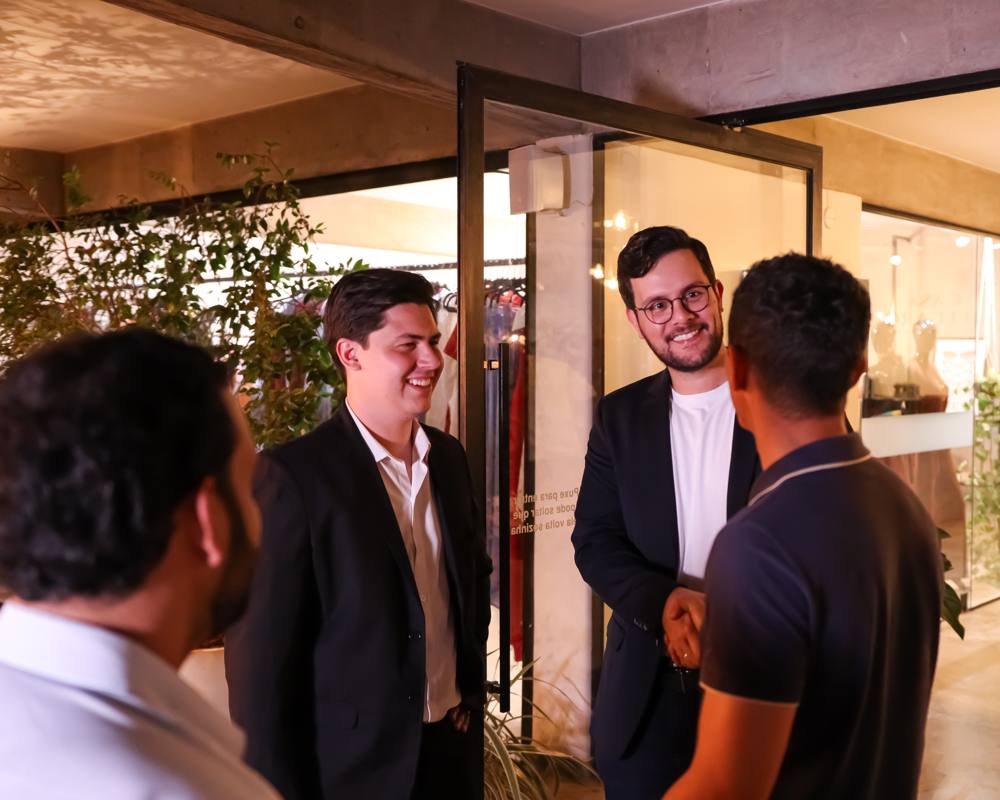 Anfitriões recebendo convidados na entrada da Casa Belgaro